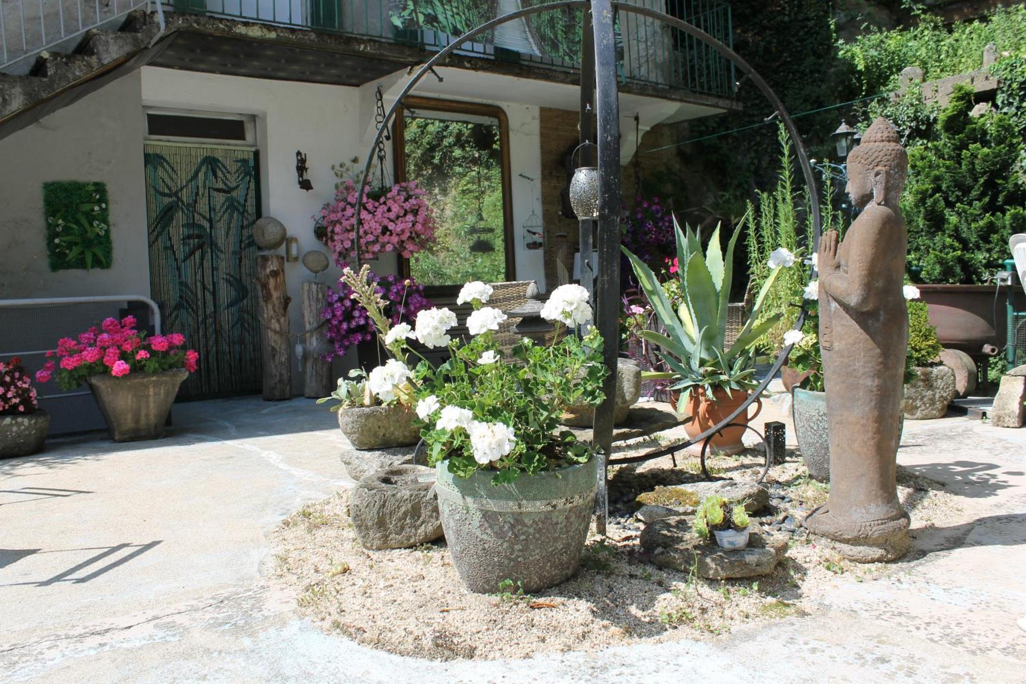 Studio Malou, Cuisine, Salle D'Eau, Terrasse Amenagee Olliergues Exterior photo