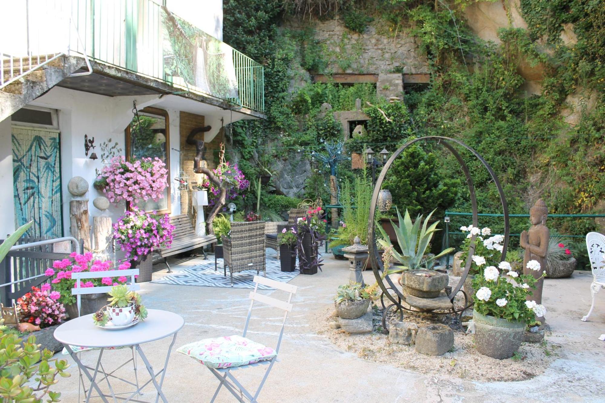 Studio Malou, Cuisine, Salle D'Eau, Terrasse Amenagee Olliergues Exterior photo