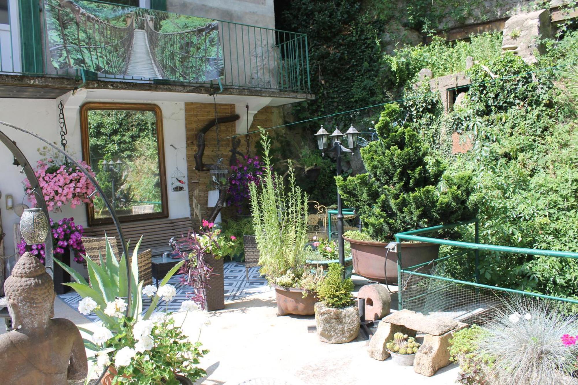 Studio Malou, Cuisine, Salle D'Eau, Terrasse Amenagee Olliergues Exterior photo