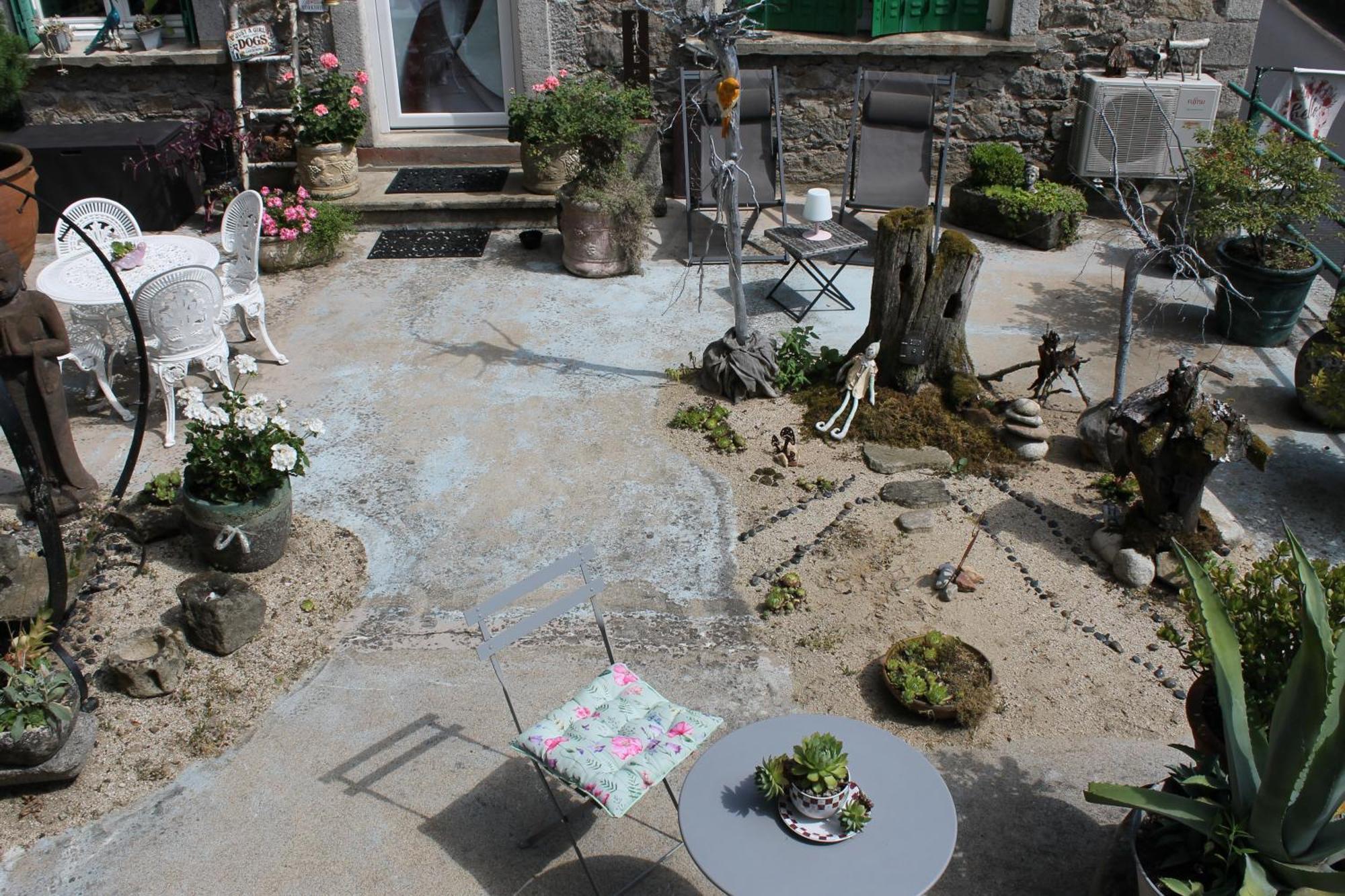 Studio Malou, Cuisine, Salle D'Eau, Terrasse Amenagee Olliergues Exterior photo